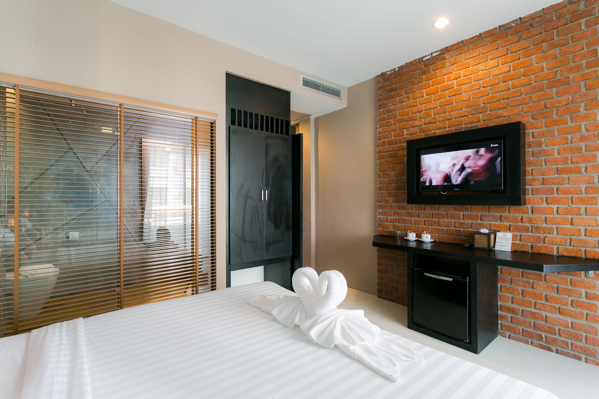 The House Patong Hotel Екстериор снимка