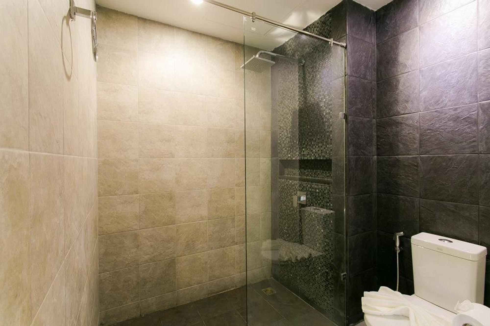 The House Patong Hotel Екстериор снимка