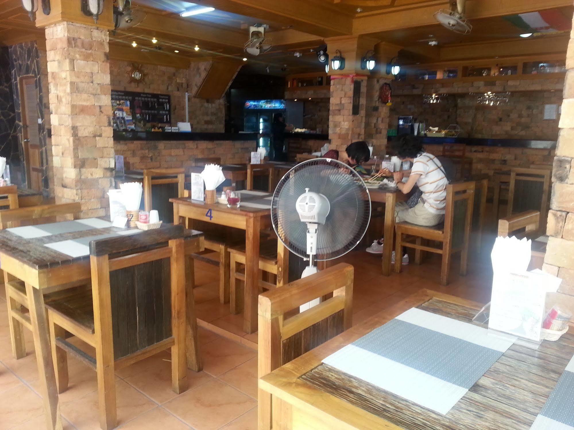 The House Patong Hotel Екстериор снимка