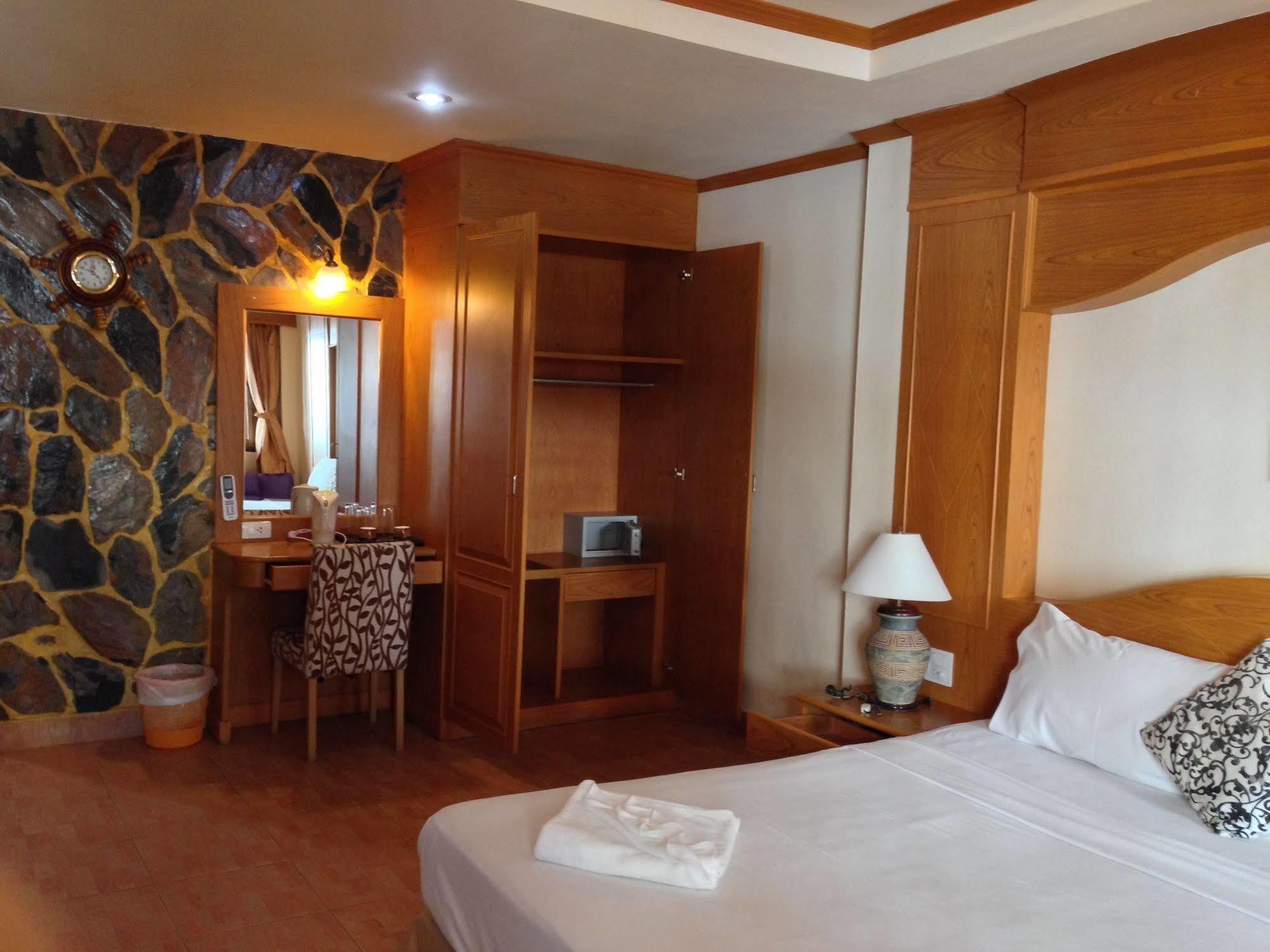 The House Patong Hotel Екстериор снимка