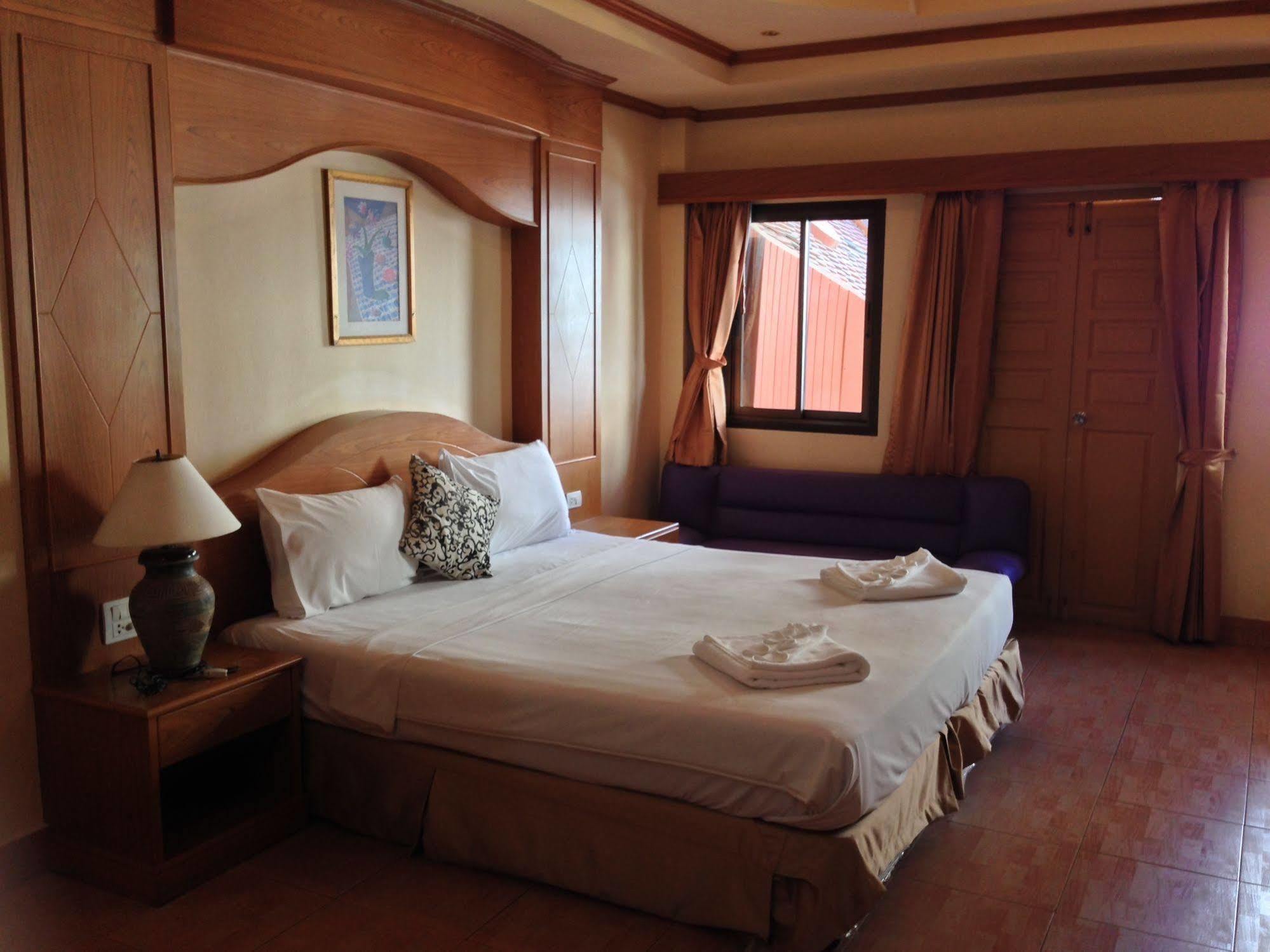 The House Patong Hotel Екстериор снимка