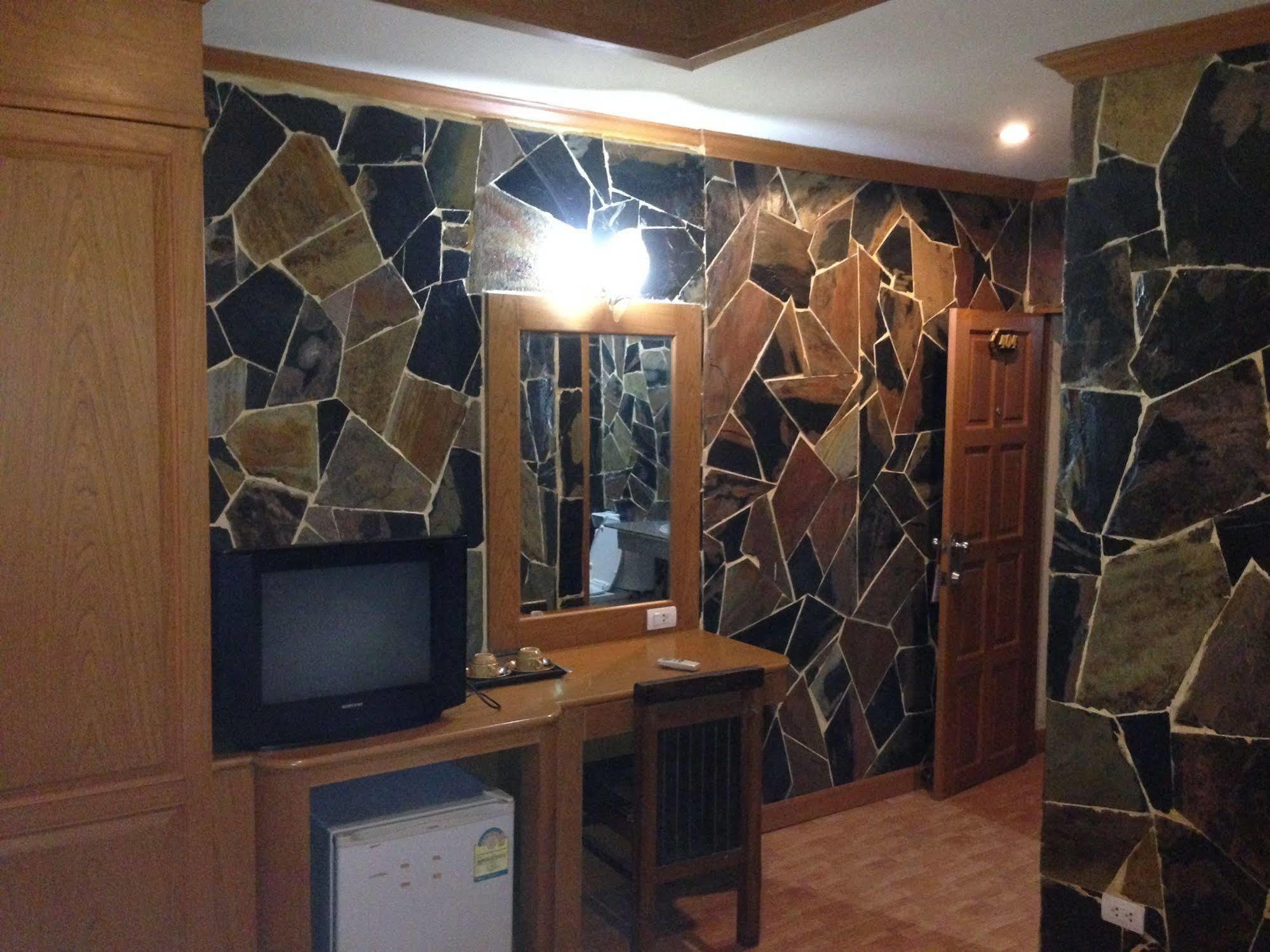 The House Patong Hotel Екстериор снимка