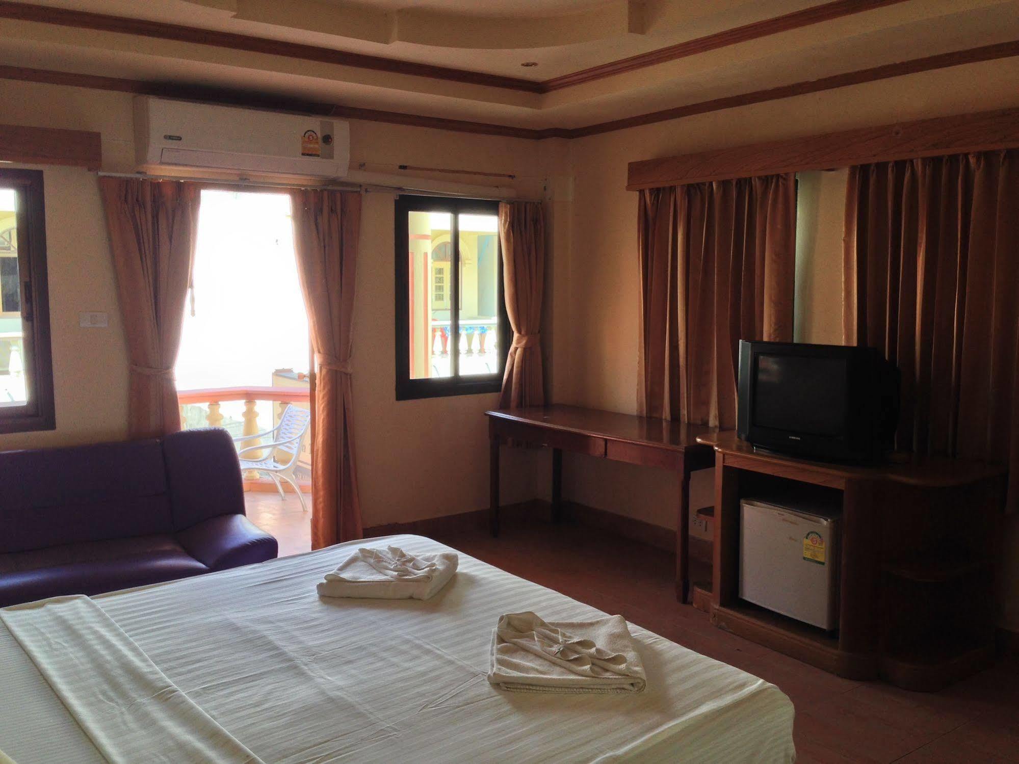 The House Patong Hotel Екстериор снимка