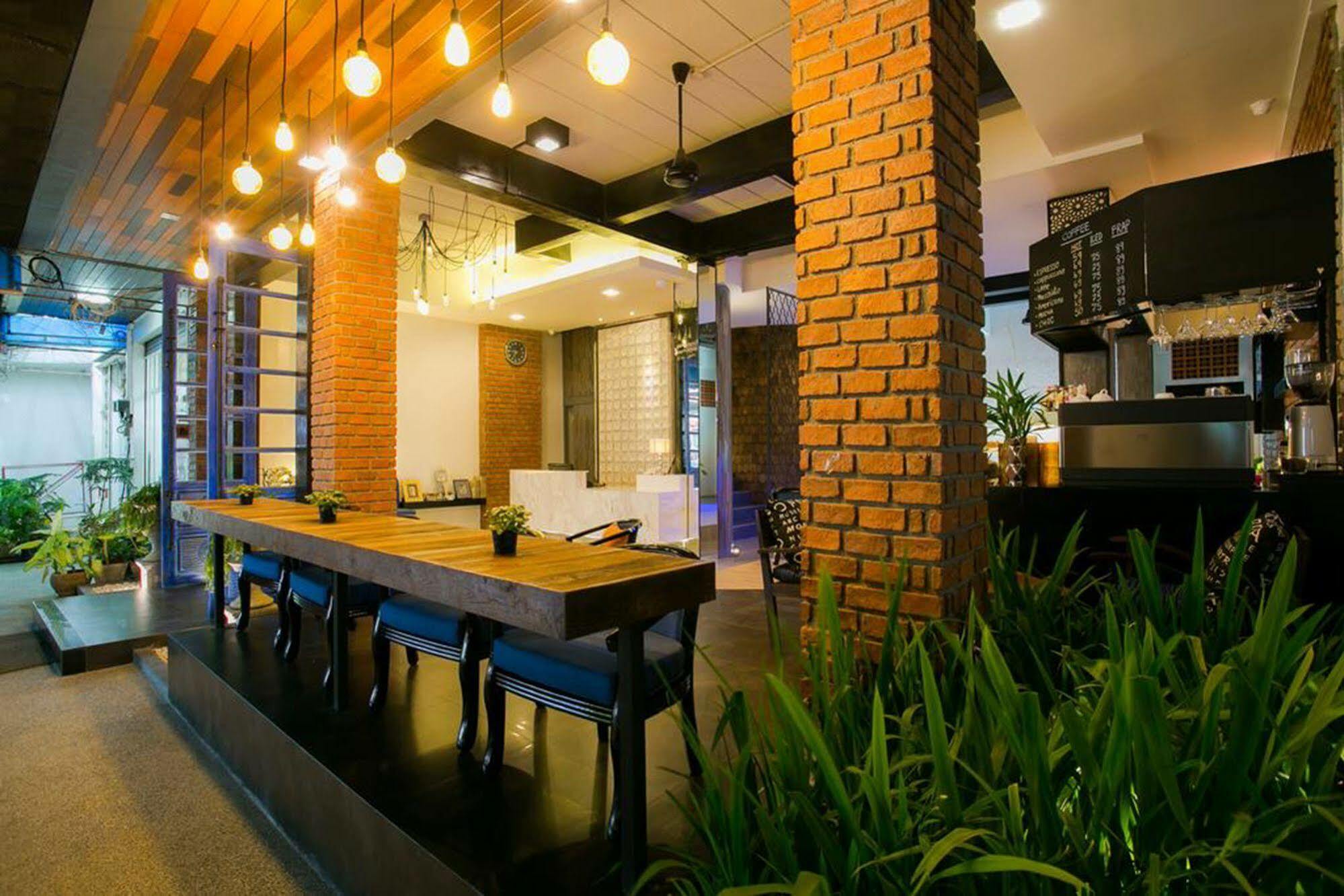 The House Patong Hotel Екстериор снимка
